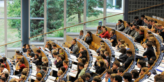 Studierende sitzen in einer Vorlesung im Hörsaal. 